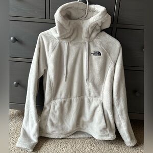 Women’s TNF teddy fleece pullover.